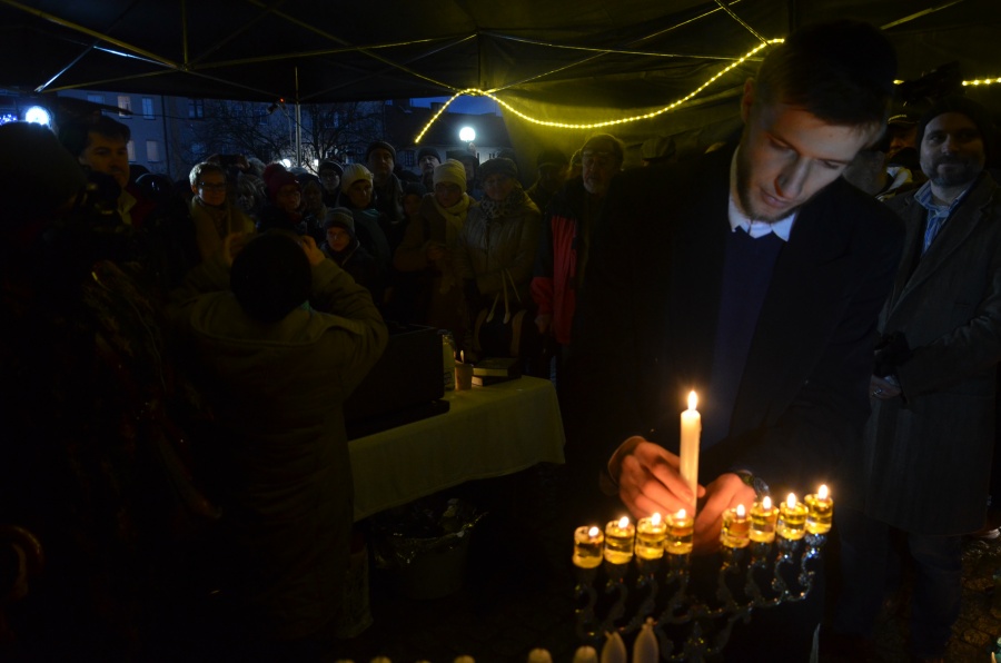„Wydarzył się cud chanukowy w Koninie”. Na placu Zamkowym znów zapłonęły świece