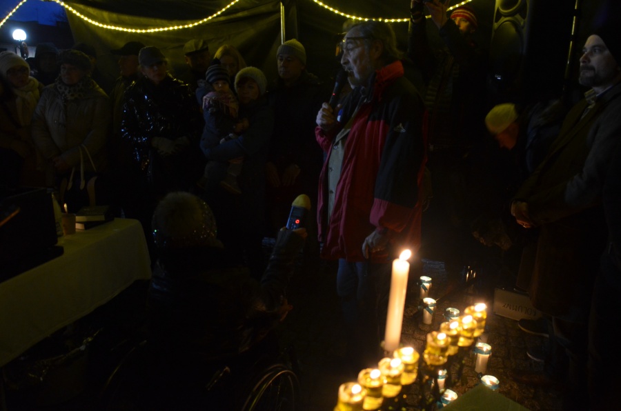 „Wydarzył się cud chanukowy w Koninie”. Na placu Zamkowym znów zapłonęły świece