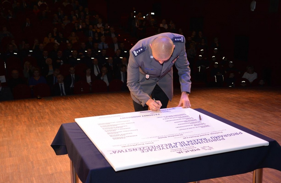 Policjanci podsumowali program „Razem dla bezpieczeństwa”. Umowa podpisana na kolejny rok