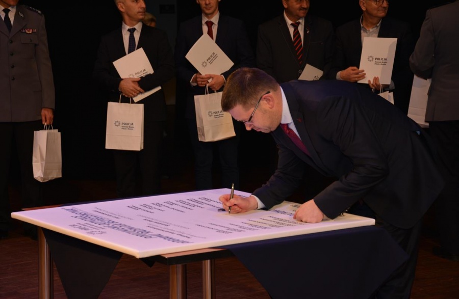 Policjanci podsumowali program „Razem dla bezpieczeństwa”. Umowa podpisana na kolejny rok
