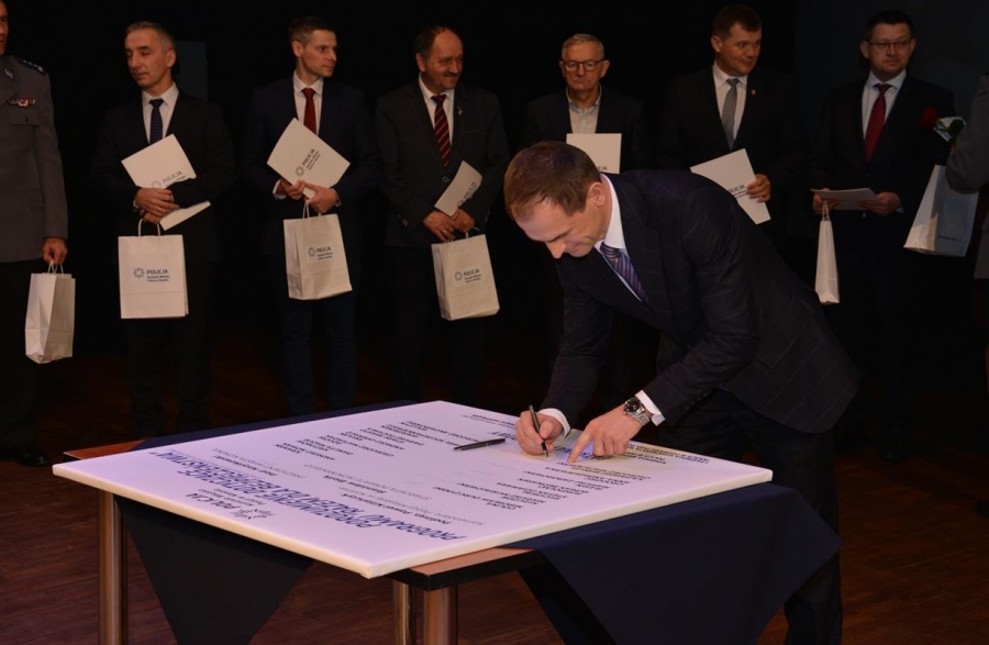 Policjanci podsumowali program „Razem dla bezpieczeństwa”. Umowa podpisana na kolejny rok