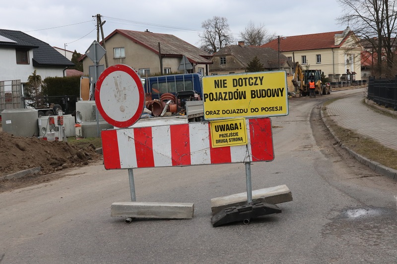 Nowe chodniki, oświetlenie i jezdnia. Na skrzyżowaniu będzie rondo
