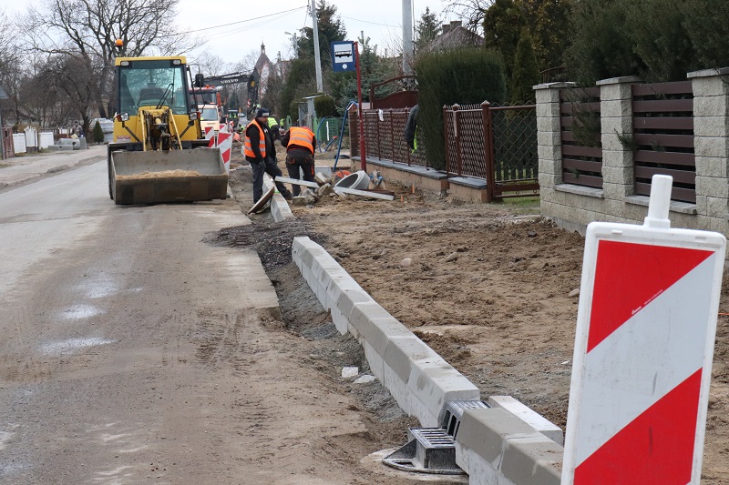 Nowe chodniki, oświetlenie i jezdnia. Na skrzyżowaniu będzie rondo