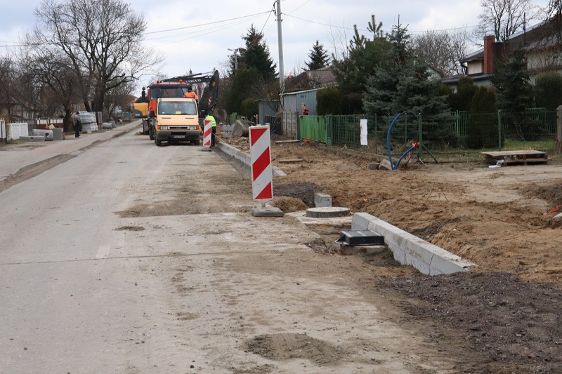 Nowe chodniki, oświetlenie i jezdnia. Na skrzyżowaniu będzie rondo