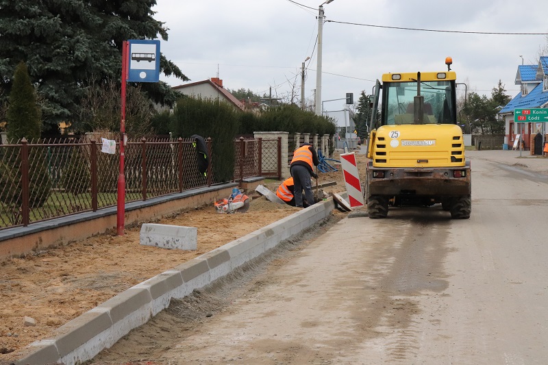Nowe chodniki, oświetlenie i jezdnia. Na skrzyżowaniu będzie rondo