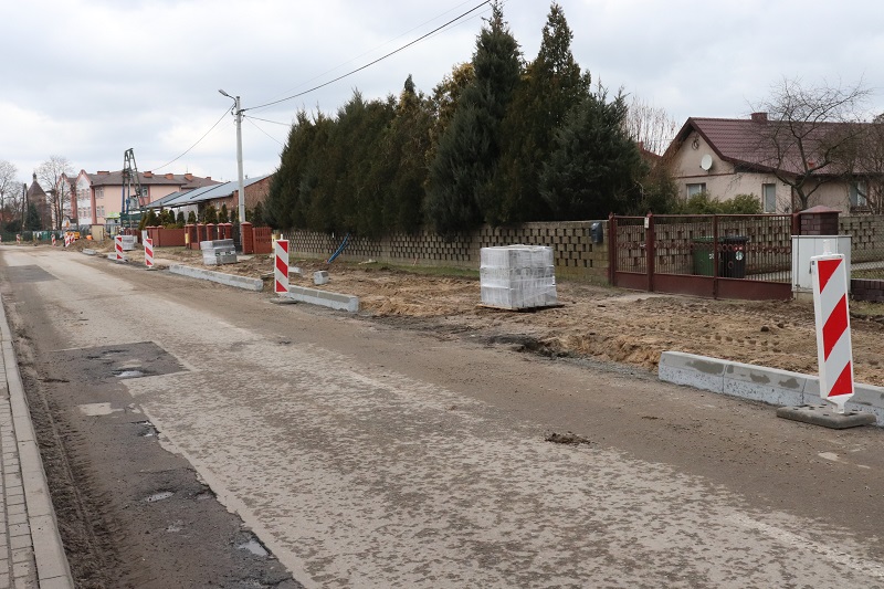 Nowe chodniki, oświetlenie i jezdnia. Na skrzyżowaniu będzie rondo