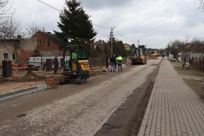 Nowe chodniki, oświetlenie i jezdnia. Na skrzyżowaniu będzie rondo