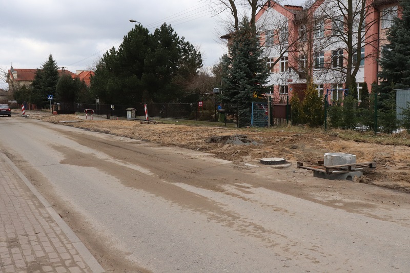 Nowe chodniki, oświetlenie i jezdnia. Na skrzyżowaniu będzie rondo