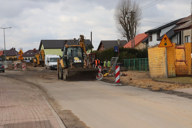 Nowe chodniki, oświetlenie i jezdnia. Na skrzyżowaniu będzie rondo