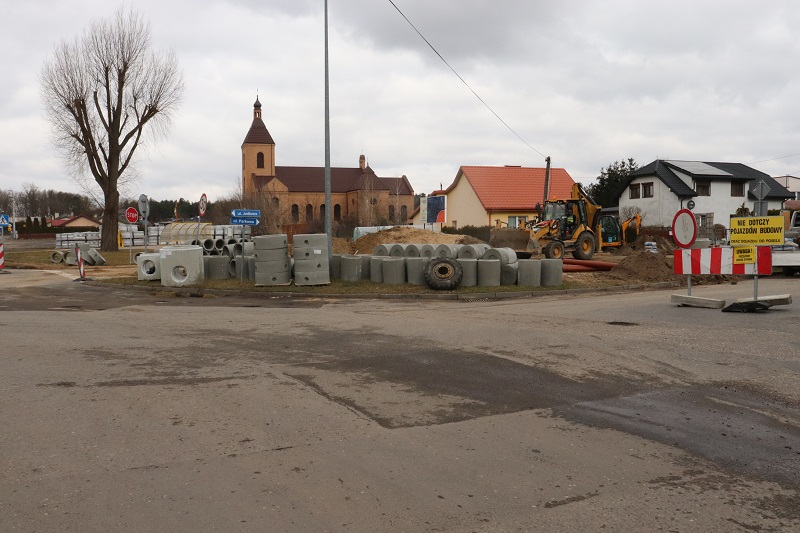 Nowe chodniki, oświetlenie i jezdnia. Na skrzyżowaniu będzie rondo