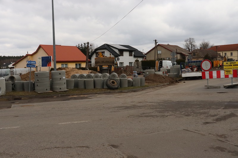 Nowe chodniki, oświetlenie i jezdnia. Na skrzyżowaniu będzie rondo