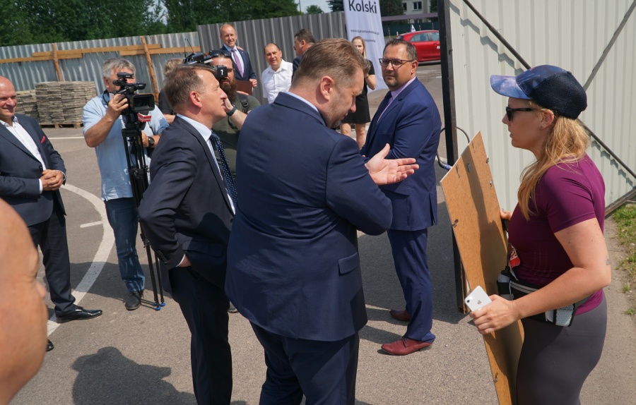 Minister edukacji przyjechał  do Koła. Pojawiła się młoda kobieta z tęczowym transparentem