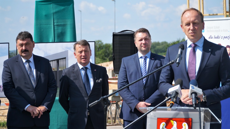 Minister edukacji przyjechał  do Koła. Pojawiła się młoda kobieta z tęczowym transparentem