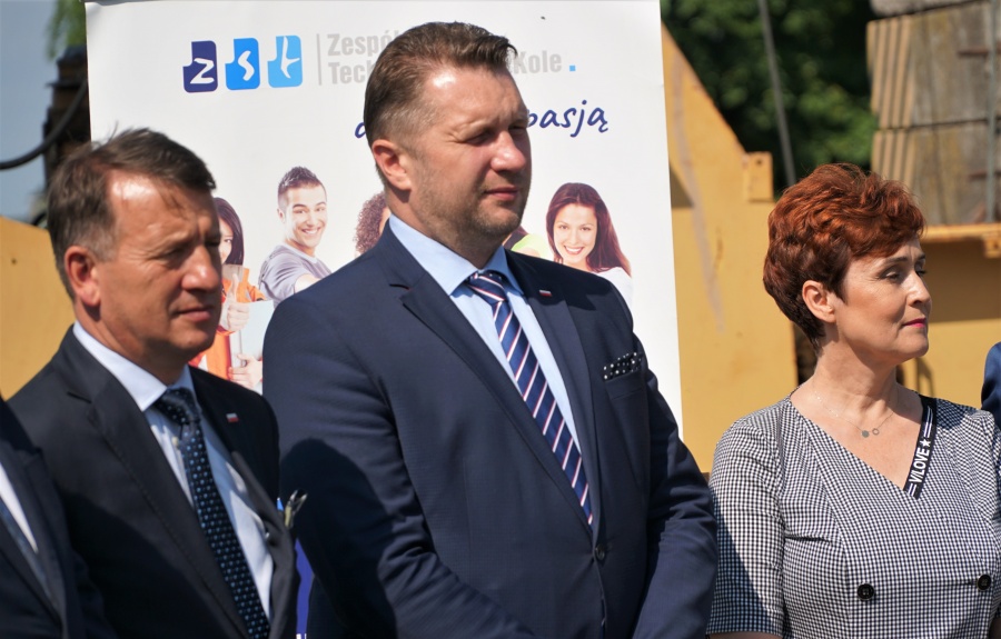 Minister edukacji przyjechał  do Koła. Pojawiła się młoda kobieta z tęczowym transparentem