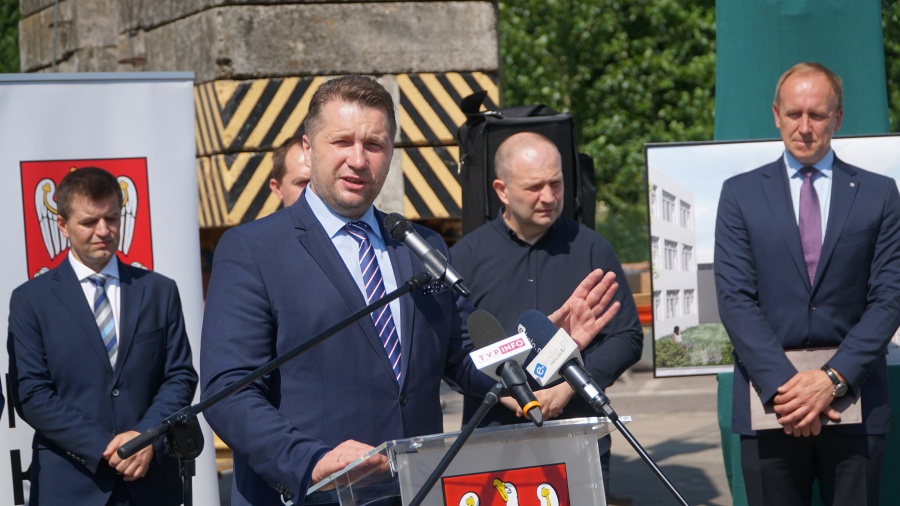 Minister edukacji przyjechał  do Koła. Pojawiła się młoda kobieta z tęczowym transparentem