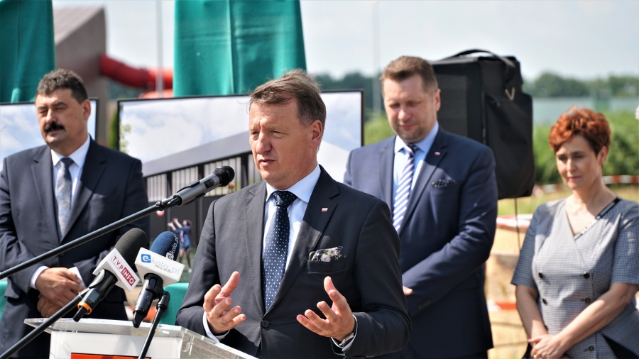 Minister edukacji przyjechał  do Koła. Pojawiła się młoda kobieta z tęczowym transparentem