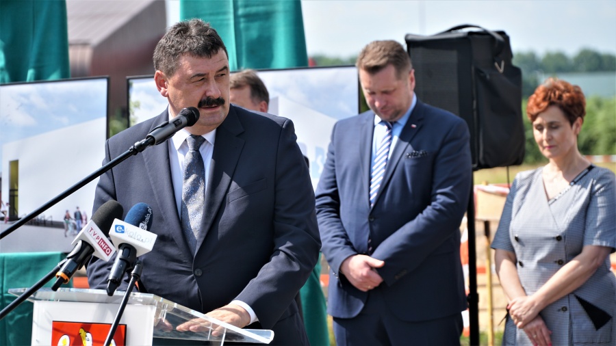 Minister edukacji przyjechał  do Koła. Pojawiła się młoda kobieta z tęczowym transparentem