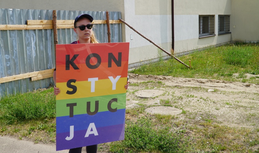 Minister edukacji przyjechał  do Koła. Pojawiła się młoda kobieta z tęczowym transparentem
