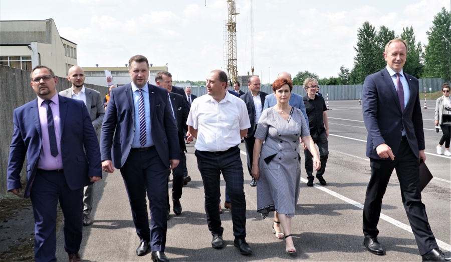 Minister edukacji przyjechał  do Koła. Pojawiła się młoda kobieta z tęczowym transparentem
