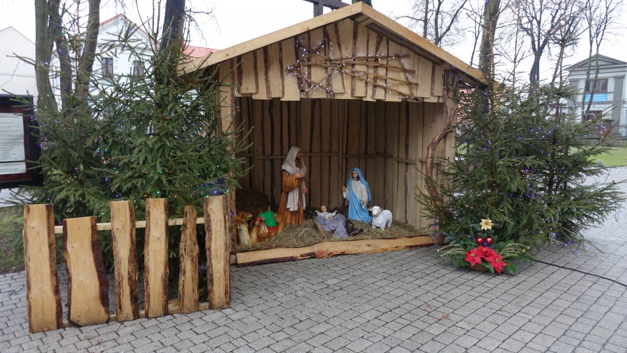 Zgodnie z tradycją szopka stanęła w każdym kościele. Koninianie odwiedzają Jezusa w żłóbku