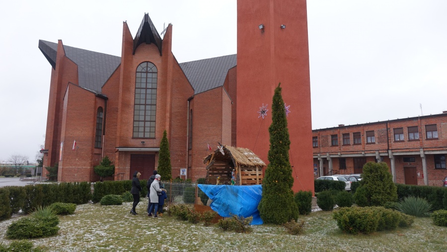 Zgodnie z tradycją szopka stanęła w każdym kościele. Koninianie odwiedzają Jezusa w żłóbku