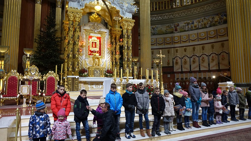 Dziecięce kolędowanie w wielkiej bazylice. Mali wokaliści przed Cudownym Obrazem Matki Bożej Licheńskiej