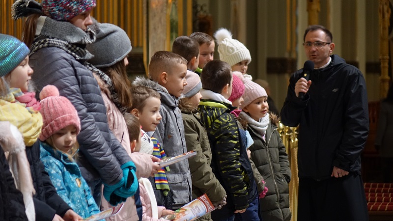 Dziecięce kolędowanie w wielkiej bazylice. Mali wokaliści przed Cudownym Obrazem Matki Bożej Licheńskiej