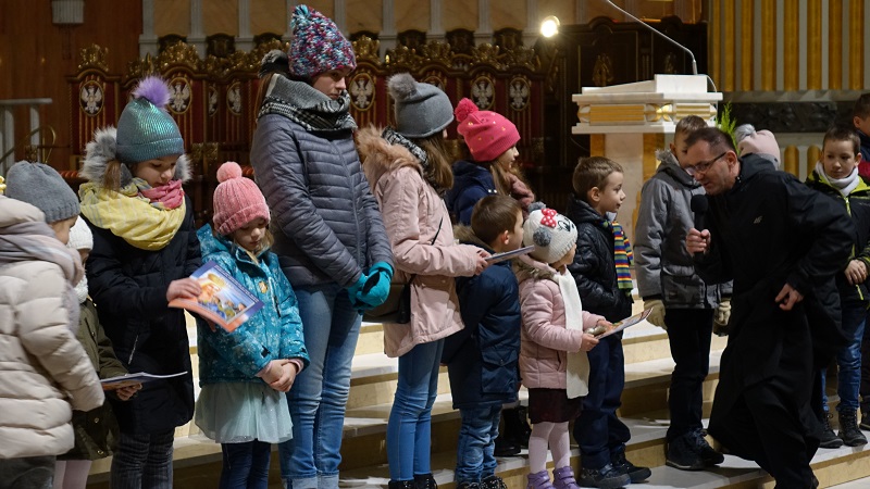 Dziecięce kolędowanie w wielkiej bazylice. Mali wokaliści przed Cudownym Obrazem Matki Bożej Licheńskiej
