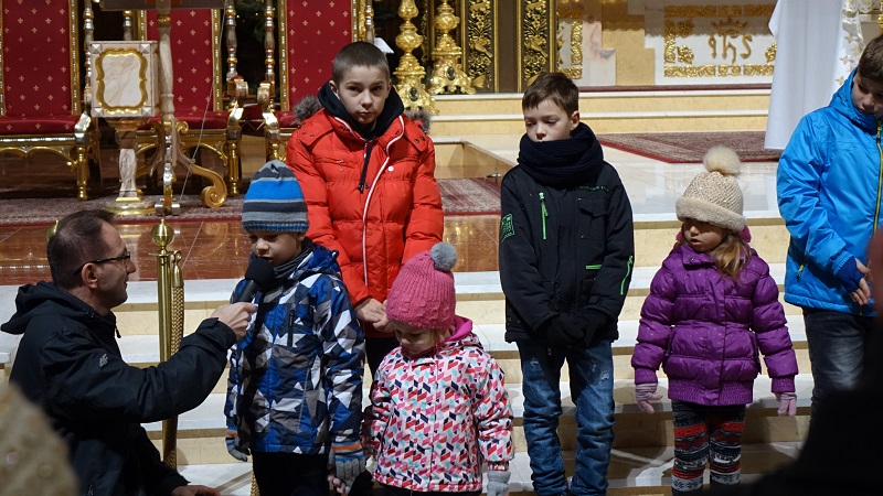 Dziecięce kolędowanie w wielkiej bazylice. Mali wokaliści przed Cudownym Obrazem Matki Bożej Licheńskiej