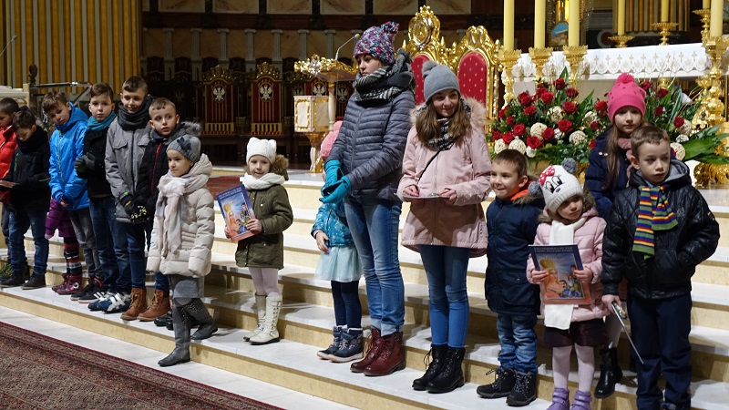 Dziecięce kolędowanie w wielkiej bazylice. Mali wokaliści przed Cudownym Obrazem Matki Bożej Licheńskiej