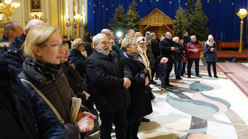 Dziecięce kolędowanie w wielkiej bazylice. Mali wokaliści przed Cudownym Obrazem Matki Bożej Licheńskiej