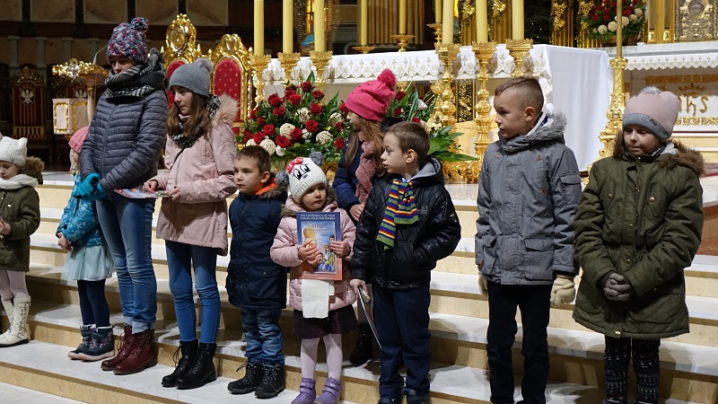 Dziecięce kolędowanie w wielkiej bazylice. Mali wokaliści przed Cudownym Obrazem Matki Bożej Licheńskiej