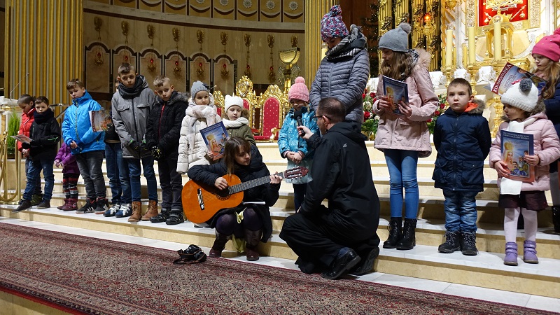 Dziecięce kolędowanie w wielkiej bazylice. Mali wokaliści przed Cudownym Obrazem Matki Bożej Licheńskiej