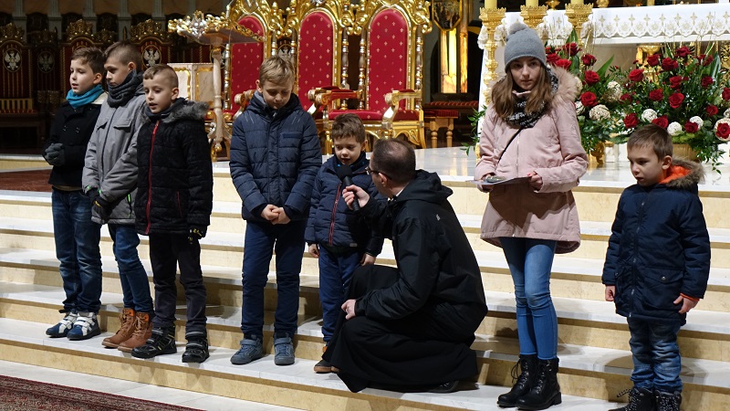 Dziecięce kolędowanie w wielkiej bazylice. Mali wokaliści przed Cudownym Obrazem Matki Bożej Licheńskiej