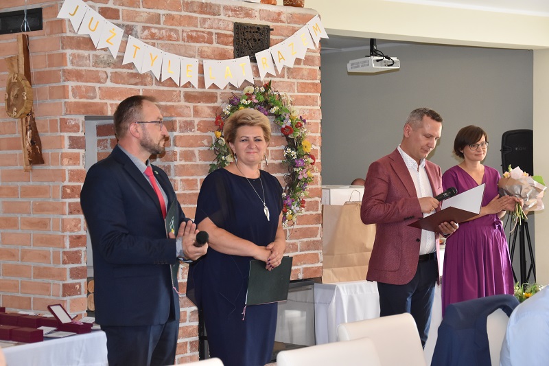 „Żeby młodzi nie myśleli, że potłuczoną rzecz trzeba wyrzucić”. Małżonkowie obchodzili jubileusze