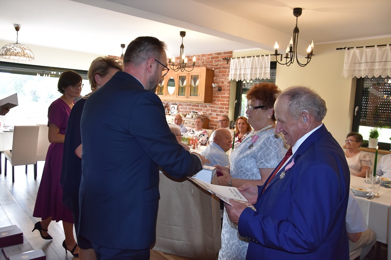 „Żeby młodzi nie myśleli, że potłuczoną rzecz trzeba wyrzucić”. Małżonkowie obchodzili jubileusze