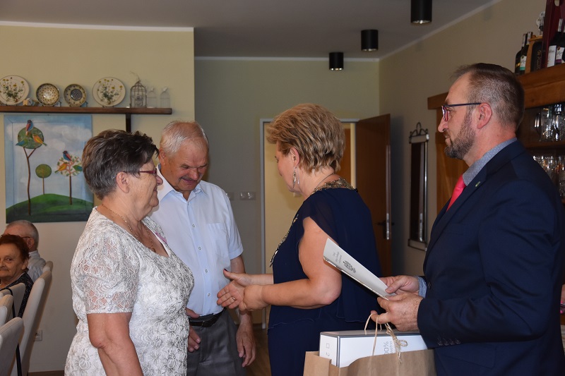 „Żeby młodzi nie myśleli, że potłuczoną rzecz trzeba wyrzucić”. Małżonkowie obchodzili jubileusze