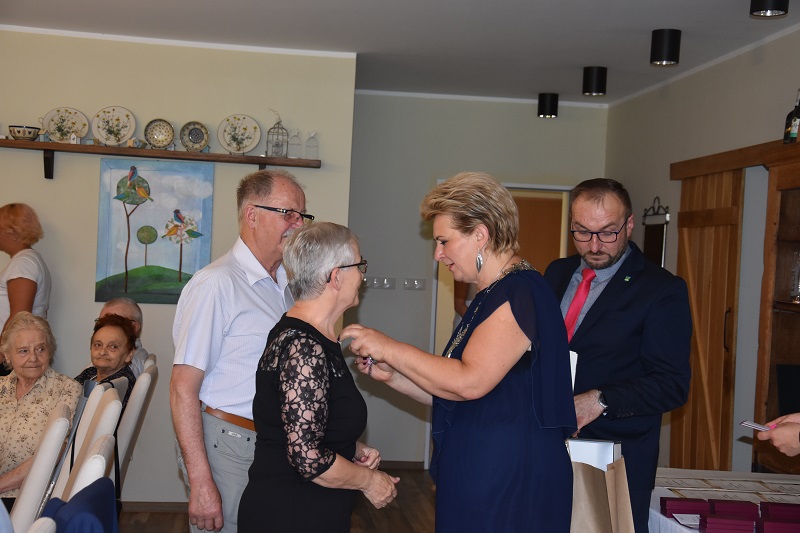 „Żeby młodzi nie myśleli, że potłuczoną rzecz trzeba wyrzucić”. Małżonkowie obchodzili jubileusze
