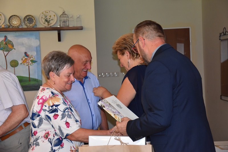 „Żeby młodzi nie myśleli, że potłuczoną rzecz trzeba wyrzucić”. Małżonkowie obchodzili jubileusze