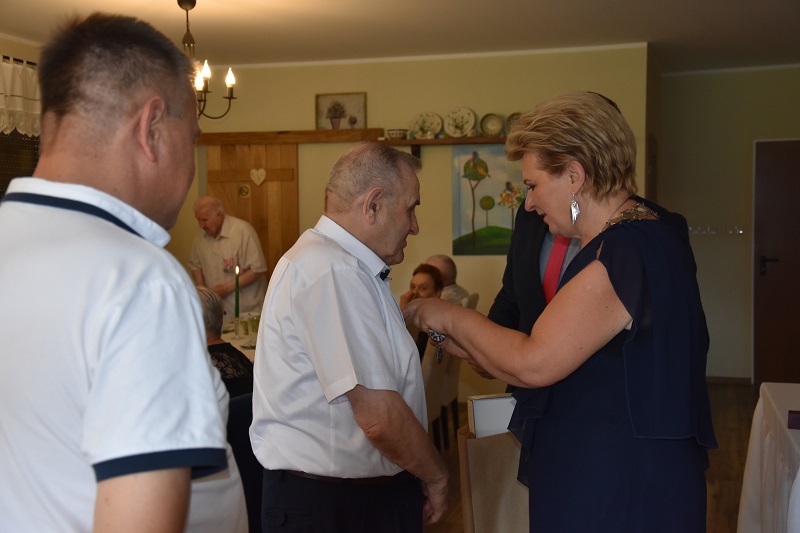 „Żeby młodzi nie myśleli, że potłuczoną rzecz trzeba wyrzucić”. Małżonkowie obchodzili jubileusze