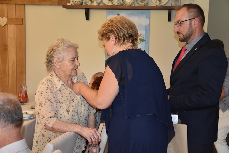 „Żeby młodzi nie myśleli, że potłuczoną rzecz trzeba wyrzucić”. Małżonkowie obchodzili jubileusze