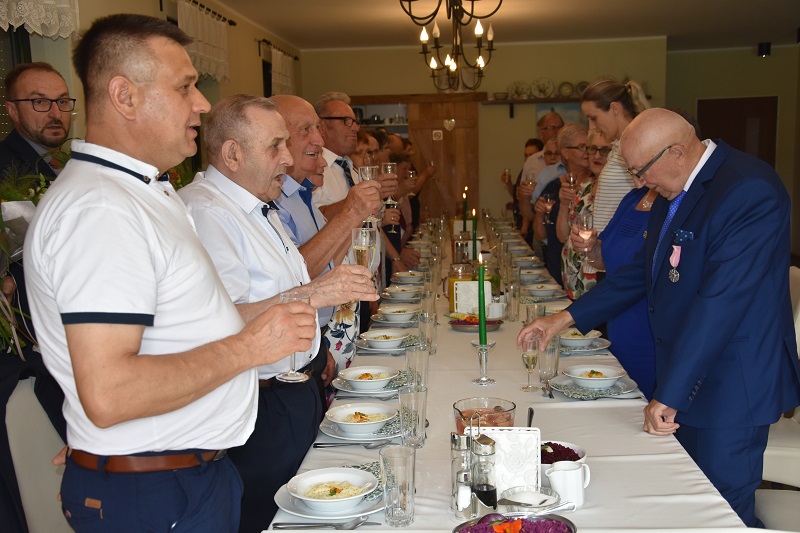 „Żeby młodzi nie myśleli, że potłuczoną rzecz trzeba wyrzucić”. Małżonkowie obchodzili jubileusze