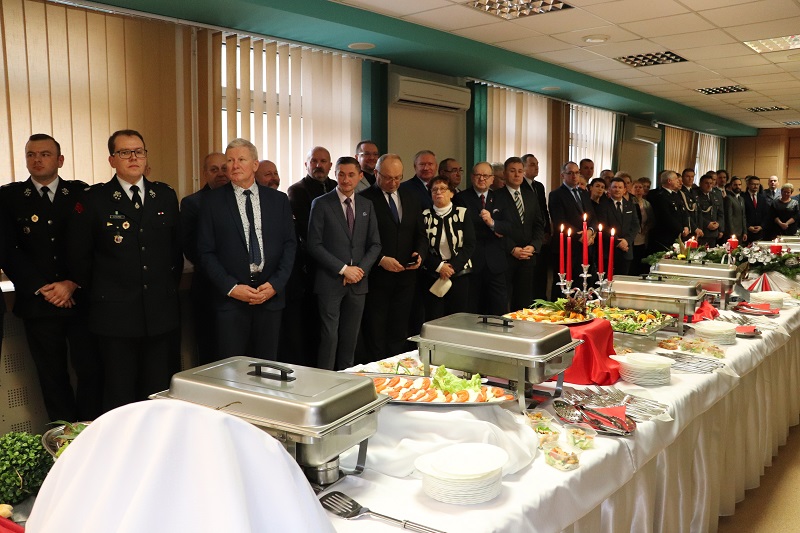 Ponad sto osób składało sobie życzenia w starostwie. Urzędnicy zaśpiewali