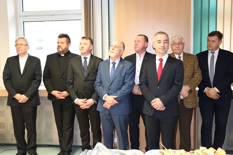 Ponad sto osób składało sobie życzenia w starostwie. Urzędnicy zaśpiewali