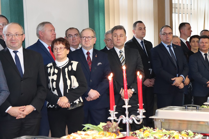 Ponad sto osób składało sobie życzenia w starostwie. Urzędnicy zaśpiewali