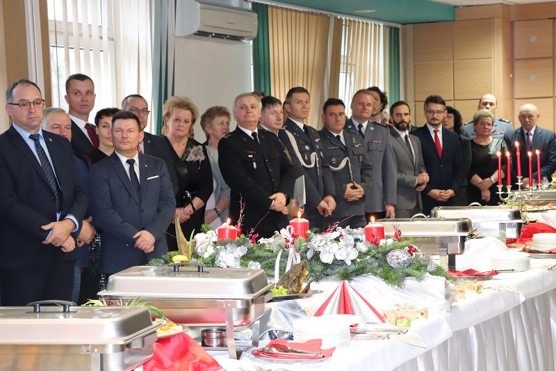 Ponad sto osób składało sobie życzenia w starostwie. Urzędnicy zaśpiewali