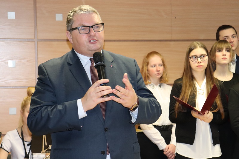 Ponad sto osób składało sobie życzenia w starostwie. Urzędnicy zaśpiewali