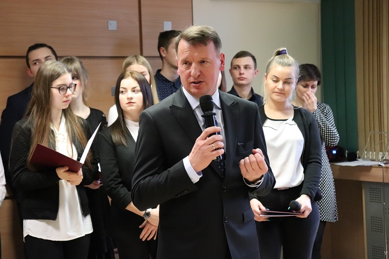 Ponad sto osób składało sobie życzenia w starostwie. Urzędnicy zaśpiewali