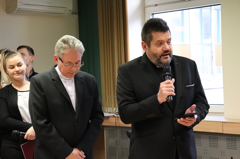 Ponad sto osób składało sobie życzenia w starostwie. Urzędnicy zaśpiewali
