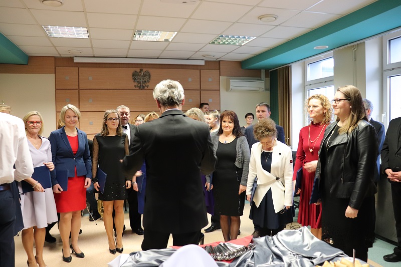 Ponad sto osób składało sobie życzenia w starostwie. Urzędnicy zaśpiewali